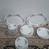 ظروف گل قرمز