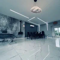 منشی و همکار خانم در دفتر املاک