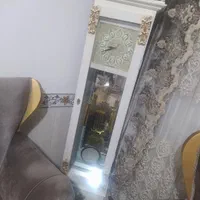 ویترین و ساعت ایستاده