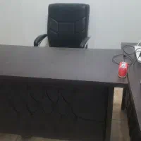 دوعدد میزباصندلی مدیریتی وچهار عدد صندلی