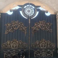 درب حیاط نو هنوز کار نشده
