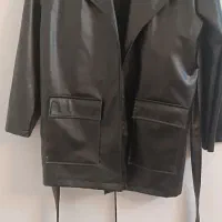 کت چرم و پیراهن کبریتی