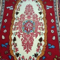 فرش دستباف قدیمی 1/5 متری ( زمینه لاکی اصیل)