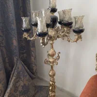 آباژور ایستاده کنار سالنی
