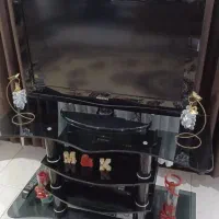 تلویزون ال سی دی ۳۲اینج سالم بهمراه میز شیشه ای