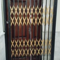 آکاردئونی، در چوبی