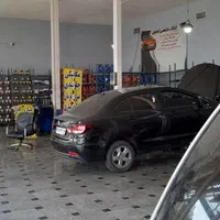 تعدادی همکار مکانیک ماهر در مجموعه خودرویی