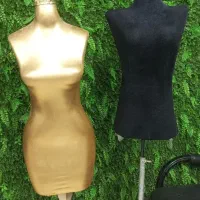 مانکن تاج دار پایه چوبی در حد نو