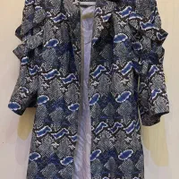 تعدادی پالتو و مانتو و تیشرت زنانه