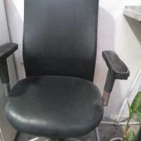 یک عدد صندلی راحتی اداری