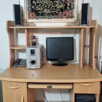 میز تحریر و کامپیوتر