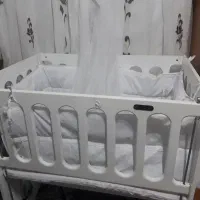 تخت نوزاد کنار مادر