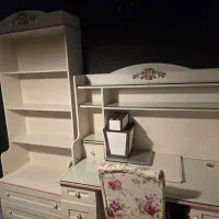 تخت خواب و میزتحریر و کتابخانه