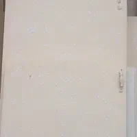 کمد دیواری و در اتاق