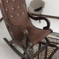 صندلی آرامش بخش رنگ قهوه‌ای تمیز