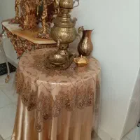 سماور برنجی به همراه میز‌خاطره