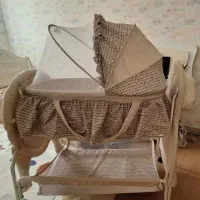 تخت گهواره کنار مادر