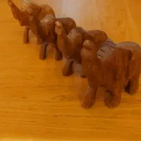 فیل چوبی هندی و گورخر برنجی