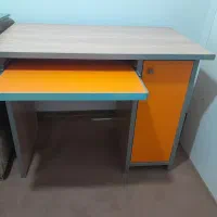 میز تحریر و کامپیوتر