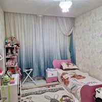 تخت خواب و ویترین عروسک
