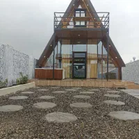 کلبه سویسی جکوزی دار در مکانی امن ونزدیک شهر