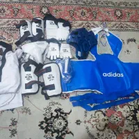 لباس تکواندو با تجهیزات کامل و سالم و تمیز