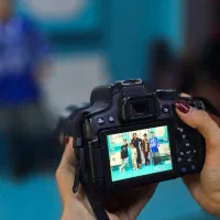 عکاس با دوربین