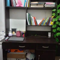 میز تحریر و کتابخانه
