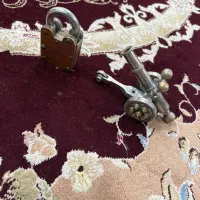قفل قدیمی و قدمت دار منجلیق دکوری