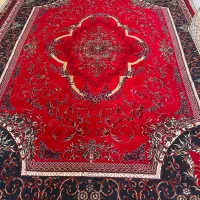 یک فرش ۳/۴قرمز بزرگ