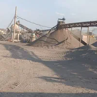 کارگر ساده کار در معدن شن