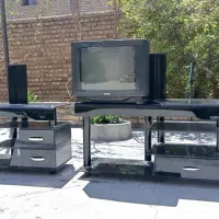 تلوزیون و دوتا زیر تلوزیون شیشه ای