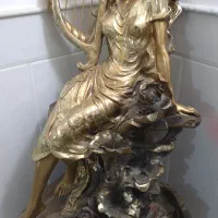 آبنمای دختر