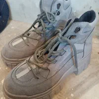 سلام یک عدد نیم بوت ویک کفش راحتی و عروس خرسی بزرگ