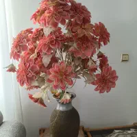 چند عدد گل مصنوعی به همراه گلدان