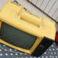 یک عدد تلویزیون قدیمی و یک عدد تلفن خانگی قدیمی