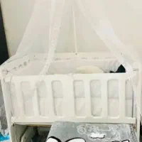 تخت گهوارهای کنار مادر