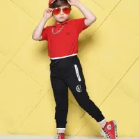 ‌نیروی کار خانم جوان جهت اطو وبسته بندی