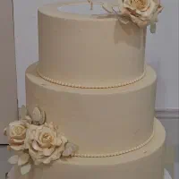 ماکت کیک عروسی سه‌طبقه گل‌دار رنگ کرم