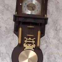 ساعت دیواری و نردبان