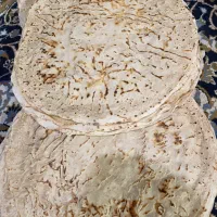 فروش و پخت نان تازه محلی