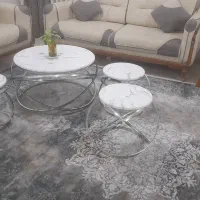 جلو مبلی بزرگ و سه تا میز عسلی