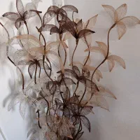 گل مصنوعی و میز