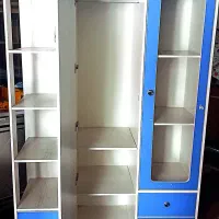 کمد بچه و جای لباس و اسباب بازی در حد نو و تمیز.