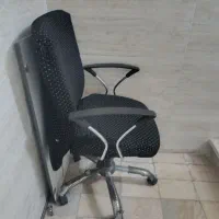 صندلی کار و کامپیوتر