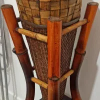 گلدان چوبی کنار سالنی