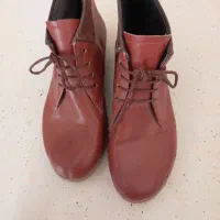 تعدادی کفش و بوت سالم