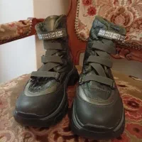 دو جفت پوتین آکبند