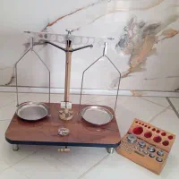 ترازو به همراه وزنه