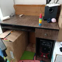 میز تحریر و کامپیوتر